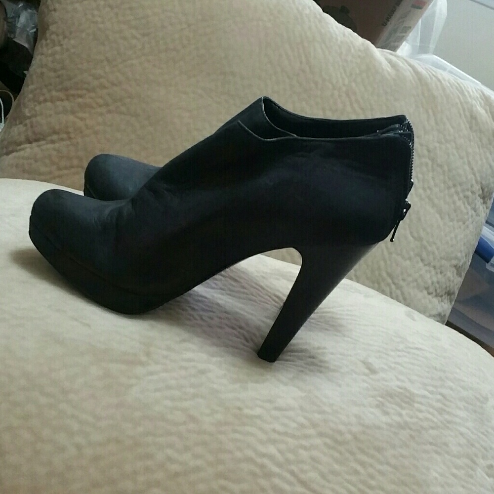 BCBG ANKLE BOOT